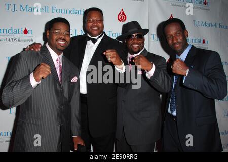 Nathan Morris, Wanya Morris, Sean Stockman de Boyz II les hommes posent avec le boxeur Larry Holmes (2e L) au 32e T.J. annuel Gala de la Fondation Martell au New York Hilton à New York City, Etats-Unis, le 23 octobre 2007. Photo de Gregorio Binuya/ABACAUSA.COM (en photo : Nathan Morris, Wanya Morris, Sean Stockman, Boyz II Men, Larry Holmes) Banque D'Images