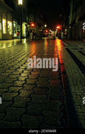 Mouillez après la pluie la nuit dans les lumières dans le centre de la vieille ville de Porto, Portugal. Banque D'Images