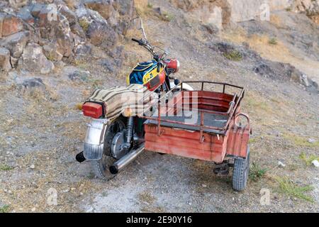 Elazig, Turquie-septembre 18 2020 : vue arrière de la moto d'époque avec un side-car stationné sur un terrain rocheux. Banque D'Images