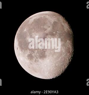 lune avec ciel noir foncé la nuit. Banque D'Images