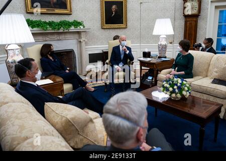 Le président des États-Unis Joe Biden et le vice-président des États-Unis Kamala Harris rencontrent les sénateurs républicains des États-Unis au sujet du plan de sauvetage américain, dans le bureau ovale de la Maison Blanche à Washington, DC, le lundi 1er février 2021. Photo de la gauche du président : LA sénatrice AMÉRICAINE Susan Collins (républicaine du Maine), le sénateur américain Bill Cassidy (républicaine de la Louisiane), le sénateur américain Mitt Romney (républicaine de l'Utah), le vice-président Harris.Credit : Doug Mills/Pool via CNP | utilisation dans le monde entier Banque D'Images