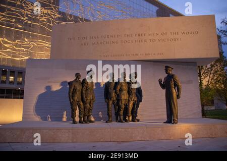 En hommage à la statue du général au crépuscule, Dwight D. Eisenhower Memorial, Washington, DC inclut une citation du D-Day Banque D'Images