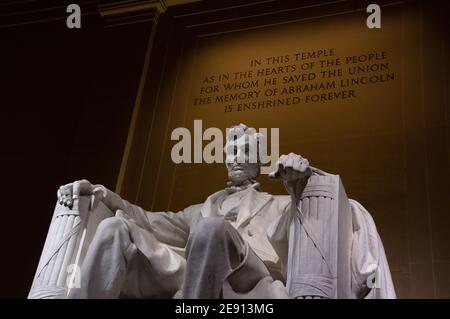Statue d'Abraham Lincoln à l'intérieur du Lincoln Memorial la nuit, Washington, DC Banque D'Images