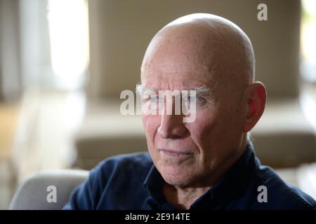 Le portrait de Sebastiao Salgado, photographe documentaire célèbre, a reçu le prix hommage à la personnalité de la Chambre de commerce France-Brésil Banque D'Images