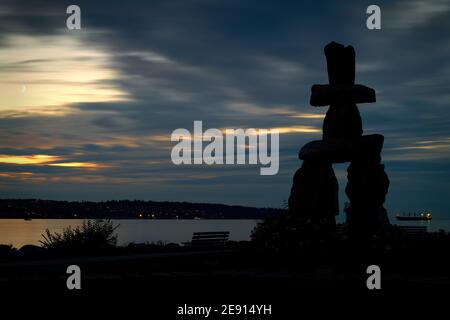 Inukshuk Vancouver English Bay Night. L'Inukshuk au bord de la baie English au coucher du soleil. Vancouver. Banque D'Images