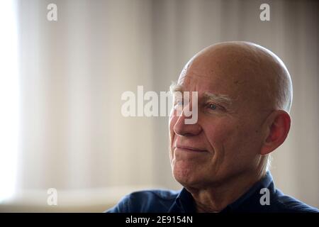 Le portrait de Sebastiao Salgado, photographe documentaire célèbre, a reçu le prix hommage à la personnalité de la Chambre de commerce France-Brésil Banque D'Images