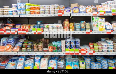 Kaliningrad, Russie - 31 janvier 2021 : fruits de mer sur les étagères des supermarchés. Banque D'Images