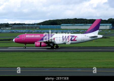 HA-LWA, un Airbus A320-232 exploité par la compagnie aérienne économique Wizz Air, à l'aéroport international de Prestwick dans le Ayrshire. Banque D'Images