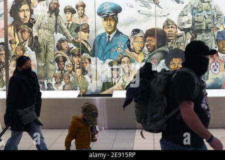 St. Louis, États-Unis. 1er février 2021. Les passagers arrivant à l'aéroport international de Saint-Louis-Lambert se promentent devant la fresque de Black American in Flight, le mois de l'histoire des Noirs commençant à Saint-Louis le lundi 1er février 2021. Photo par Bill Greenblatt/UPI crédit: UPI/Alay Live News Banque D'Images