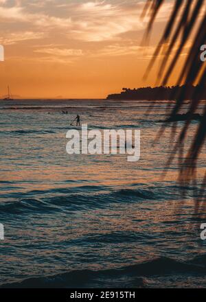 Les gens surfent au coucher du soleil à Punta Mita, Nayarit, Mexique Banque D'Images