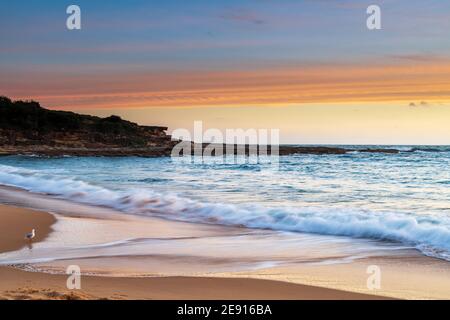Coucher de soleil au bord de la mer à Putty Beach dans le parc national de Bouddi sur la côte centrale, Nouvelle-Galles du Sud, Australie. Banque D'Images
