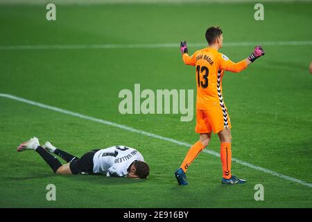 Valence, Espagne. 30 janvier 2021. Edgar Badia (gardien de but; Elche CF) et Manu Vallejo (avant; Valencia CF) sont vus en action pendant le match de la Ligue Endesa entre Valencia CF et Elche CF au stade Mestalla.(score final; Valencia CF 1:0 Elche CF) crédit: SOPA Images Limited/Alay Live News Banque D'Images