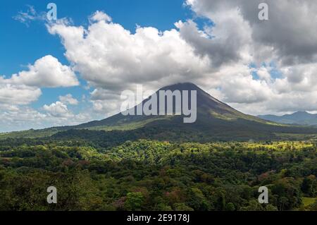 Volcan Arenal avec forêt tropicale, Costa Rica. Banque D'Images