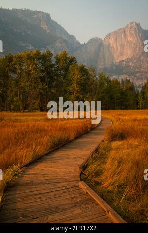 Sentier en bois sinueux qui traverse la vallée de Yosemite Banque D'Images