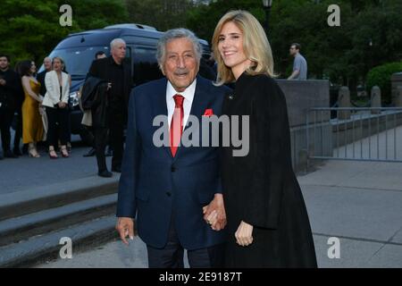 Tony Bennett et Susan Benedetto arrivent à la célébration d'ouverture Du musée de la Statue de la liberté sur Liberty Island à Terminal Statue Cruises à Banque D'Images