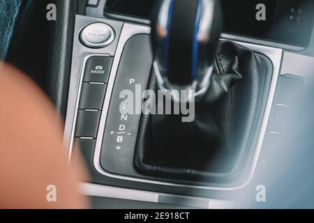 Wolfsburg, Allemagne - 19 juin 2016 : voiture électrique Volkswagen VW e-Golf dans les rues de la ville, gros plan du panneau de commutation d'état de déplacement du véhicule. Modes de mouvement, bidirectionnel, stationnement, point mort. Volkswagen est un constructeur automobile allemand dont le siège est situé à Wolfsburg, en Allemagne. Banque D'Images