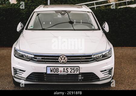 Wolfsburg, Allemagne - 19 juin 2016 : voiture électrique Volkswagen VW e-Golf dans les rues de la ville. Volkswagen est un constructeur automobile allemand dont le siège est situé à Wolfsburg, en Allemagne. Banque D'Images