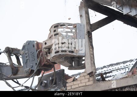 Loitz, Allemagne. 1er février 2021. Une pelle démolit une maison au centre. Un nouveau quartier intergénérationnel de la vieille ville est prévu sur le site. Pour la planification, la ville sur la rivière Peene reçoit une subvention de 630000 euros du Fonds pour les zones de design rural. Afin d'éliminer cet état urbain déplorable, la ville de Loitz a acquis la majorité de l'immobilier. Credit: Stefan Sauer/dpa-Zentralbild/dpa/Alay Live News Banque D'Images