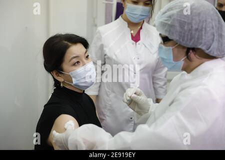 Nur Sultan. 2 février 2021. Azhar Giniyat, ministre adjoint de la Santé kazakh, reçoit le vaccin Spoutnik V dans un hôpital local de Nur-Sultan, au Kazakhstan, le 1er février 2021. Le Kazakhstan a commencé sa campagne de vaccination contre le coronavirus lundi en utilisant le Spoutnik V. de marque russe selon le ministère, la vaccination, effectuée sur une base volontaire et gratuite, se poursuivra jusqu'à la fin de 2021 et couvrira jusqu'à 6 millions de personnes. Credit: Kalizhan Ospanov/Xinhua/Alamy Live News Banque D'Images