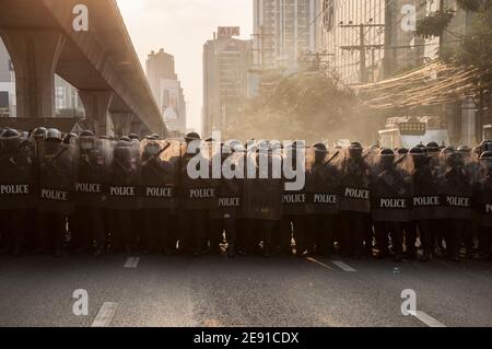 La police anti-émeute bloque la rue pendant la manifestation.la police anti-émeute thaïlandaise disperse les manifestants anti-coup et les partisans de la NLD (Ligue nationale de démocratie) se sont réunis à l'ambassade du Myanmar pour protester contre le coup d'État militaire du Myanmar à Bangkok. Banque D'Images