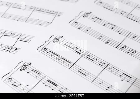Feuilles de papier avec notes de musique, gros plan Banque D'Images