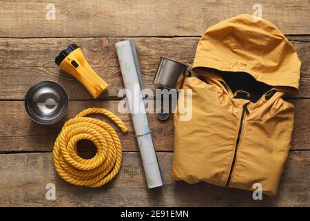 Composition avec articles pour la randonnée sur table en bois Banque D'Images