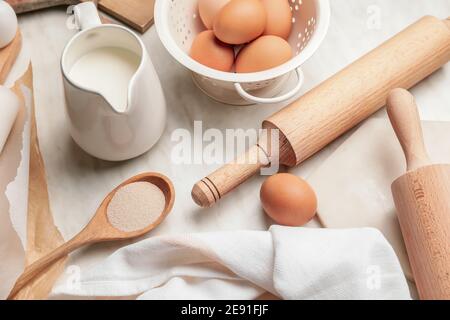 Ingrédients pour la pâte et la broche roulante sur fond clair Banque D'Images