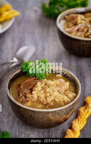 Soupe de champignons porcini avec pomme de terre et orge perlé. Cuisine biélorusse. Banque D'Images
