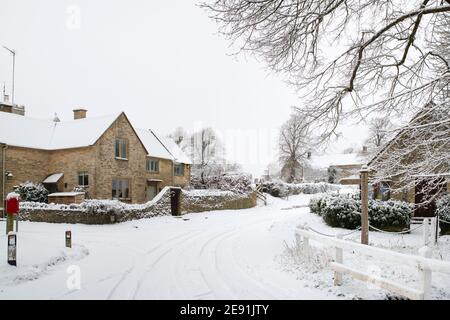 Village de Swinbrook dans la neige de janvier. Swinbrook, Cotswolds, Oxfordshire, Angleterre Banque D'Images