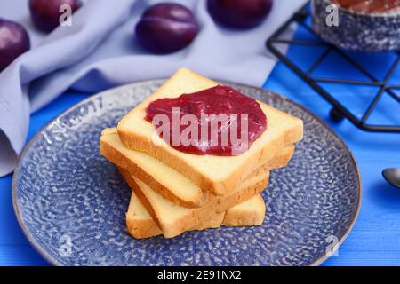 Tranches de pain avec une délicieuse confiture de prunes maison sur l'assiette Banque D'Images