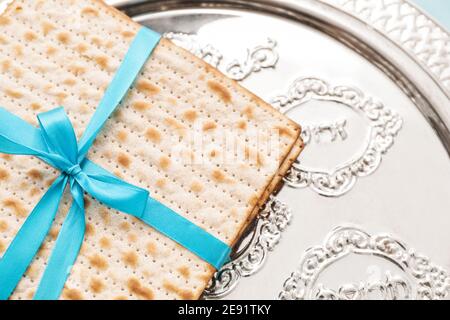 Assiette de Pâque Seder avec pain plat juif matza, gros plan Banque D'Images