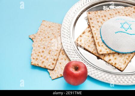 Composition avec plaque de Pâque Seder sur fond de couleur Banque D'Images