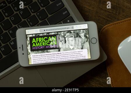 La page d'accueil du site officiel du mois de l'histoire afro-américaine est affichée sur un smartphone le 1er février 2021. Banque D'Images