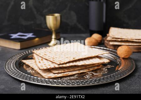 Assiette de Pâque Seder avec matzo sur fond sombre Banque D'Images