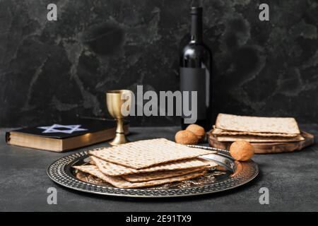 Assiette de Pâque Seder avec matzo sur fond sombre Banque D'Images