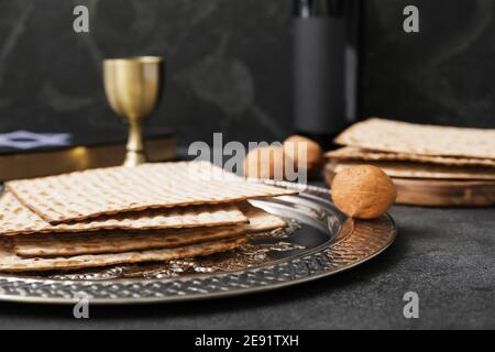 Assiette de Pâque Seder avec matzo sur fond sombre, gros plan Banque D'Images