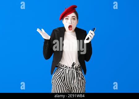 Femme surprise pantomimiste sur fond de couleur Banque D'Images