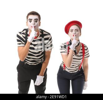 Pantomimistes masculins et féminins montrant le geste de silence sur fond blanc Banque D'Images