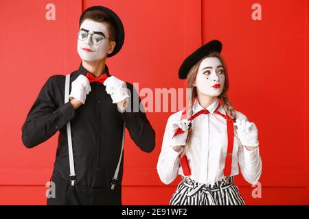 Pantomimistes mâles et femelles sur fond de couleur Banque D'Images