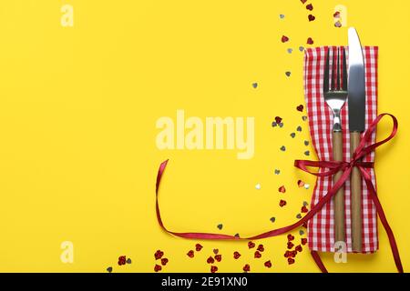 Table festive pour la fête de la Saint-Valentin sur fond de couleur Banque D'Images