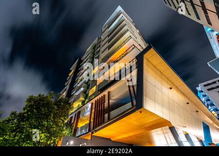 Vue verticale dans un immeuble résidentiel moderne Banque D'Images