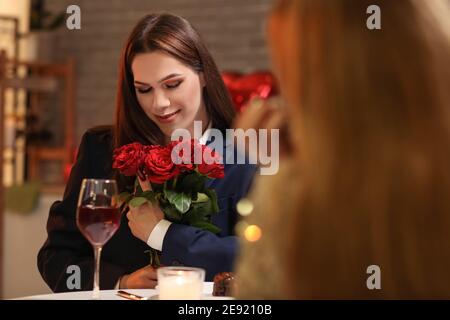 Couple transgenre heureux célébrant la Saint-Valentin à la maison Banque D'Images