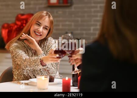 Couple transgenre heureux célébrant la Saint-Valentin à la maison Banque D'Images