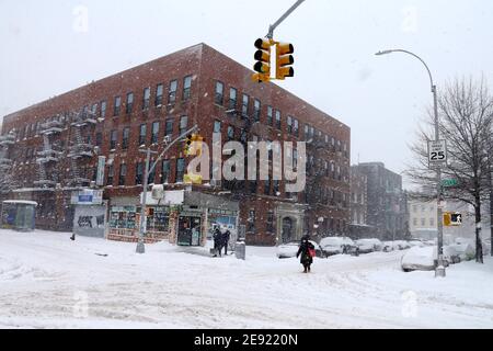 New York, États-Unis. 1er février 2021. Une tempête de neige majeure frappe New York, le maire de New York, Bill de Blasio, a déclaré l'état d'urgence comme le Nor'Easter devrait apporter des conditions semblables à des blizzards avec jusqu'à 18 pouces de neige dans la ville de Brooklyn, NY, États-Unis le 1er février 2021. Photo de Charles Guerin/ABACAPRESS.COM crédit: Abaca Press/Alay Live News Banque D'Images