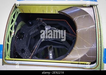 26 janvier 2021, Hambourg: Derrière l'abattant ouvert se trouve le télescope réfléchissant de l'observatoire stratosphérique volant 'Sofia' à l'intérieur du Boeing 747 converti, photographié lors des derniers contrôles à la base Lufthansa Technik. L'Observatoire stratosphérique d'astronomie infrarouge (Sofia) est un Boeing 747 converti en télescope de vol par l'agence spatiale américaine NASA et le Centre aérospatial allemand (DLR). L'entretien du seul télescope aérien vedette au monde, 'Sofia', à Hambourg, qui a pris plusieurs semaines, était maintenant terminé. Photo: Christian Charisius/dpa Banque D'Images