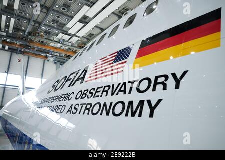 26 janvier 2021, Hambourg: Un Boeing 747 reconverti avec l'observatoire stratosphérique de vol « Sofia » se trouve à la base Lufthansa Technik pour les contrôles finaux. L'Observatoire stratosphérique d'astronomie infrarouge (Sofia) est un Boeing 747 converti en télescope de vol par l'agence spatiale américaine NASA et le Centre aérospatial allemand (DLR). L'entretien du seul télescope aérien vedette au monde, Sofia, à Hambourg, qui a pris plusieurs semaines, est maintenant terminé. Photo: Christian Charisius/dpa Banque D'Images