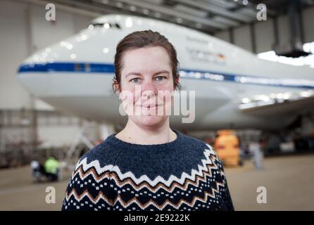 26 janvier 2021, Hambourg : Nadine Fischer, ingénieur télescope et expert en génie mécanique et logiciel à l'Institut allemand de Sofia, se dresse devant le Boeing 747 converti transportant l'observatoire stratosphérique de vol « Sofia » lors des contrôles finaux à la base Lufthansa Technik. L'Observatoire stratosphérique d'astronomie infrarouge (Sofia) est un Boeing 747 converti en télescope de vol par l'agence spatiale américaine NASA et le Centre aérospatial allemand (DLR). L'entretien du seul télescope aérien vedette au monde, 'Sofia', à Hambourg, qui a pris plusieurs semaines, était maintenant terminé. Photo : Banque D'Images