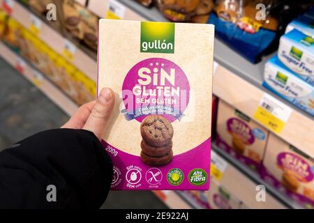 Tyumen, Russie-31 janvier 2021: emballage recyclable de biscuits sans sucre de marque gullon. Achat de produits utiles Banque D'Images