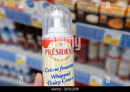 Tyumen, Russie-31 janvier 2021: Président crème fouettée. Vente en supermarché Banque D'Images