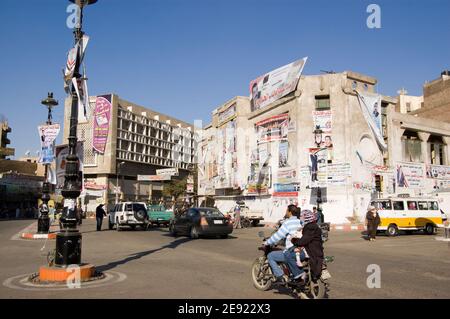 QENA, ÉGYPTE - JANVIER 4 : les résidents de Qena se déplacent autour du centre-ville le jour des élections législatives le 4 2012 janvier. L'élection est en litige Banque D'Images